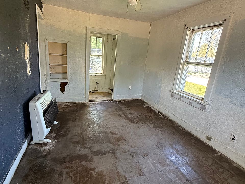 1st image of 1700 W Grand Ave