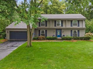 30055 Fox Run Dr, Beverly Hills, MI 48025