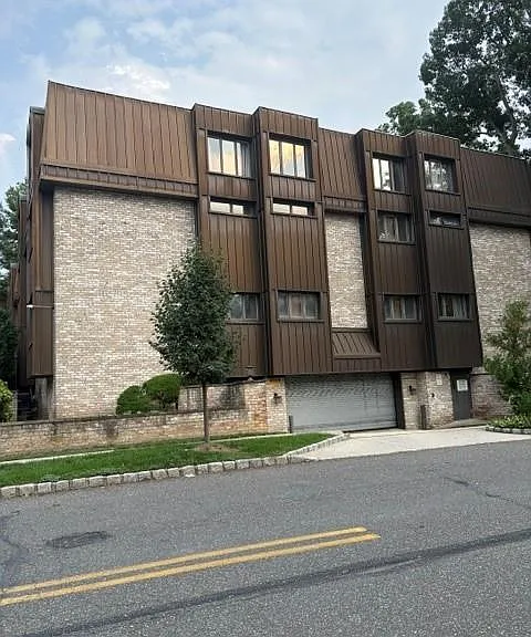 130 S Middle Neck Rd #6 — Photo 12
