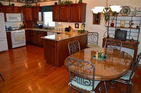 5th image of 625 Winter Hill Ln