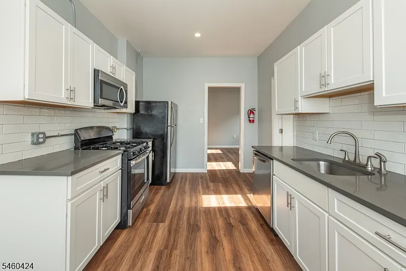 3 bed, 1.0 bath, $2,300 — Photo 2