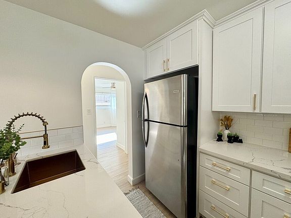 5th image of 445 E Magnolia Blvd #E5f659408