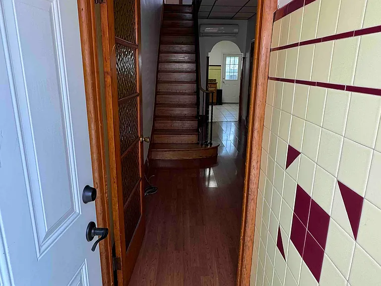 918 Daly St — Photo 2