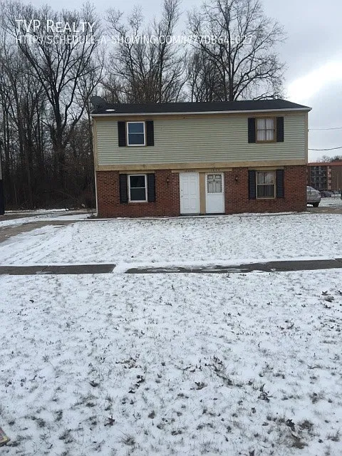 2 bedroom 1.5 bath townhouse in South Lorain! — Photo 1