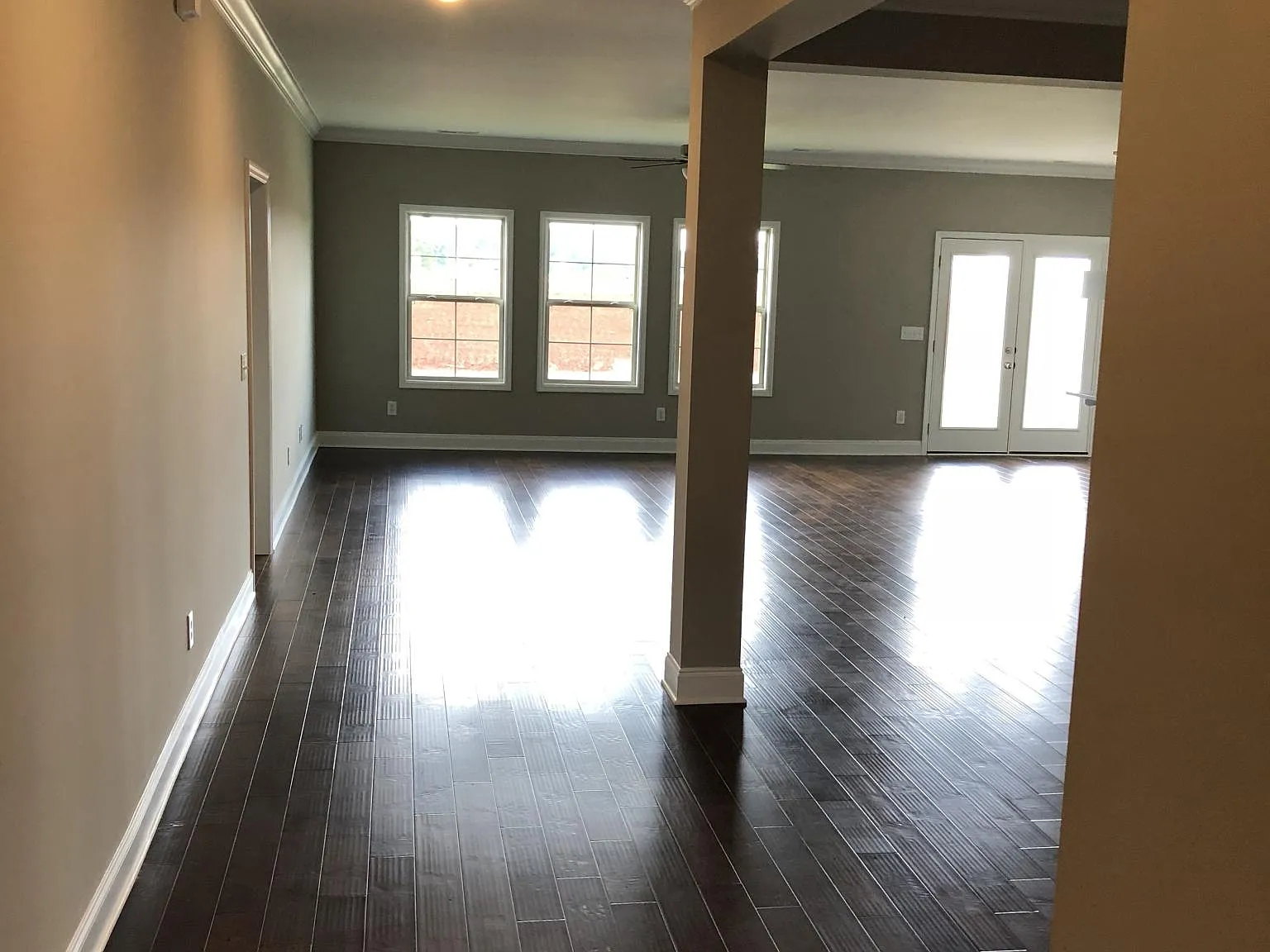 3 bed, 1978 sqft, $1,900 — Photo 2