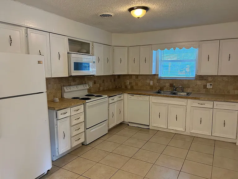 3914 Rodby Dr — Photo 3