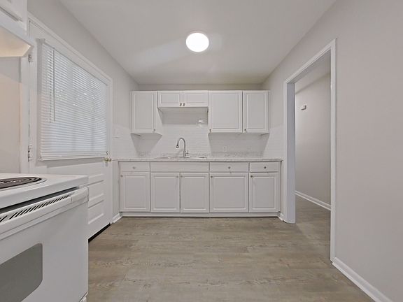 3rd image of 1026 Meadowbrook Blvd