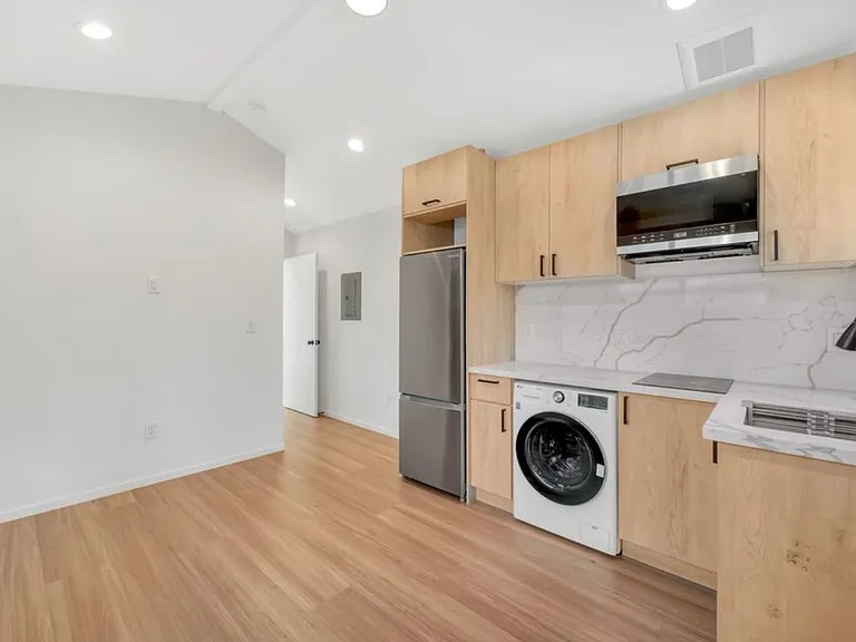 20255 Glasgow Dr — Photo 2