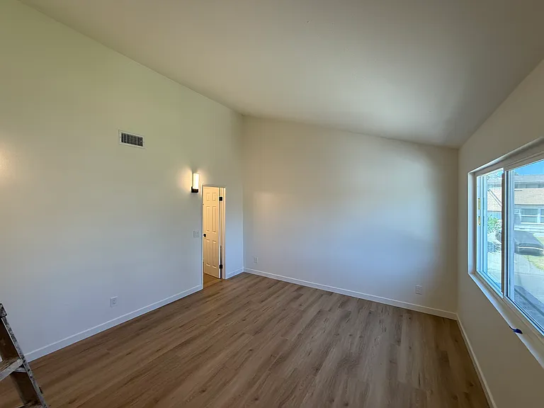 118 N Gladys Ave — Photo 4