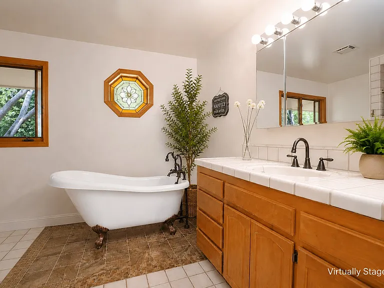 1049 Woodside Ln — Photo 21