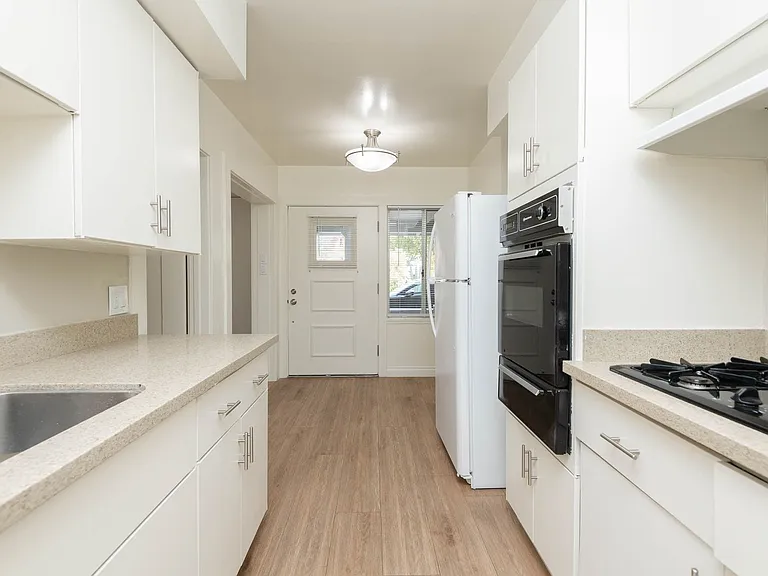 200-206 Maple — Photo 5
