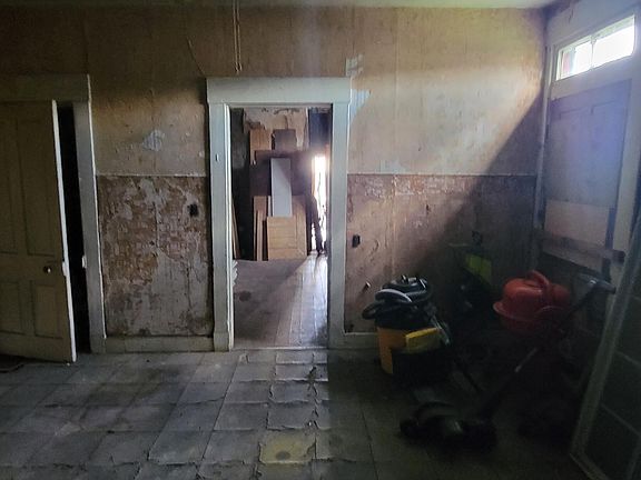 5th image of 945 Philadelphia St
