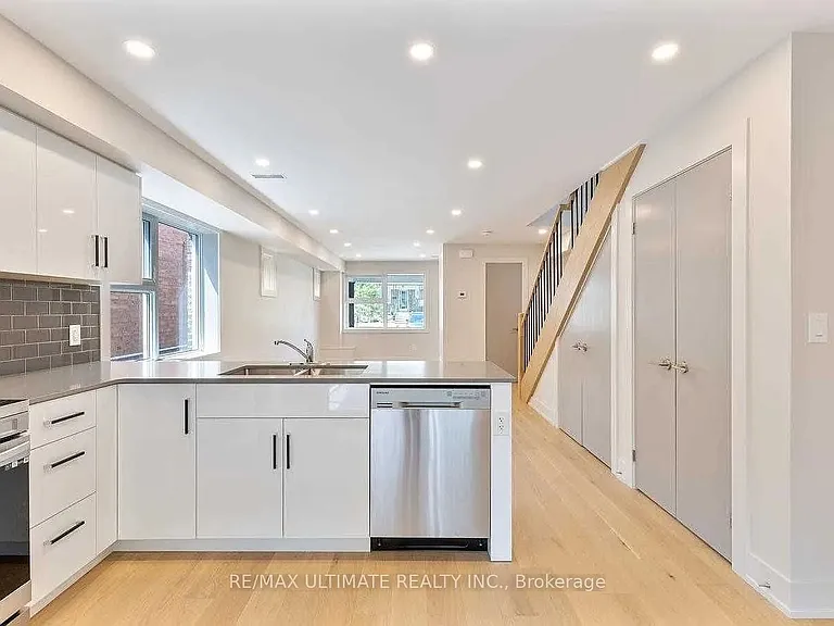 41 Bowie Ave #MAIN 2ND FLR — Photo 2