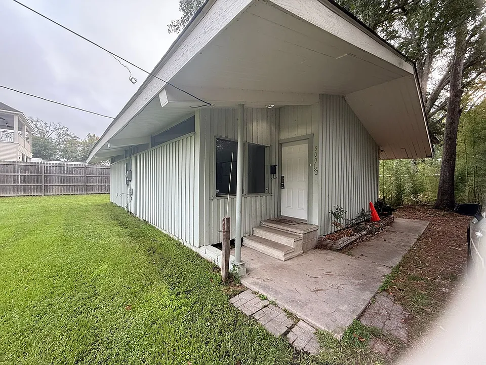 500-502 N General Pershing St