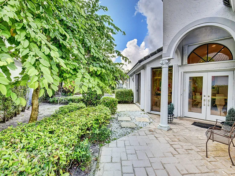 2106 NW 60th Cir — Photo 3