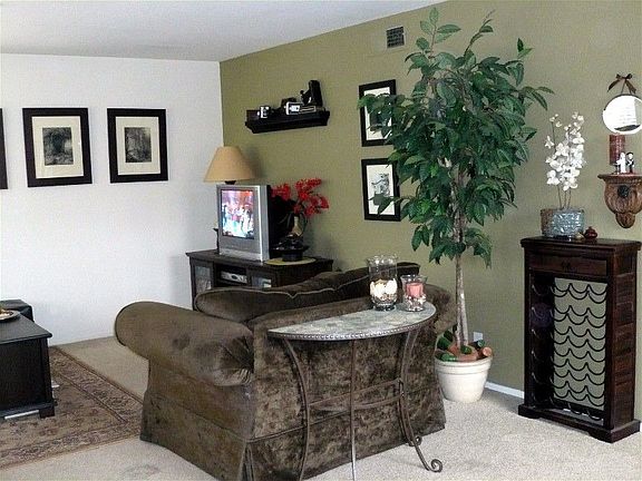 Another view of the livingroom