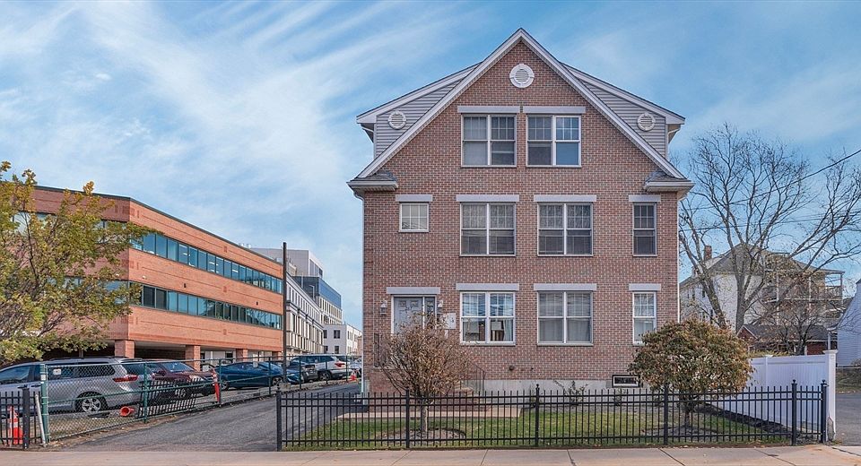 1st image of 287 Everett St #1