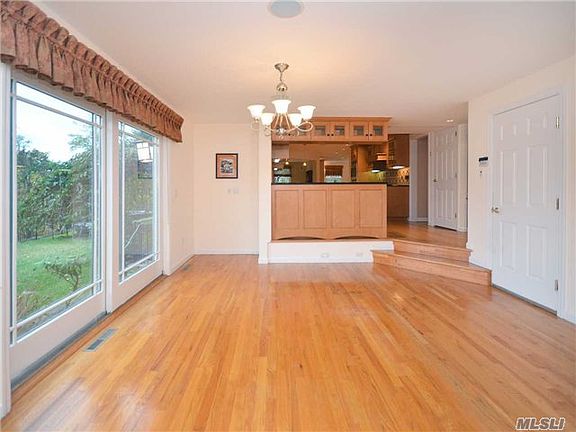 5th image of 12 Shoredale Dr