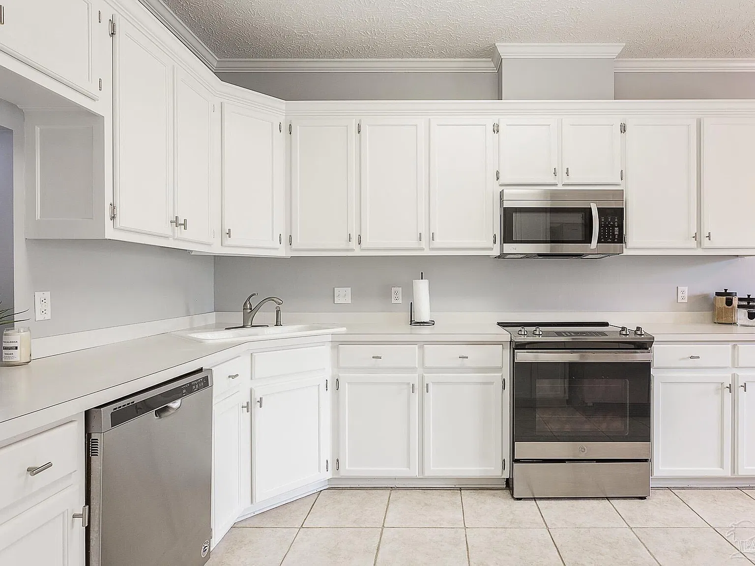 3 bed, 2.0 bath, 1992 sqft, $2,500 — Photo 4