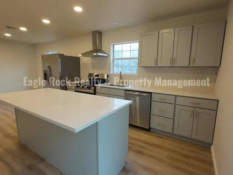 1369 E 67th St — Photo 39