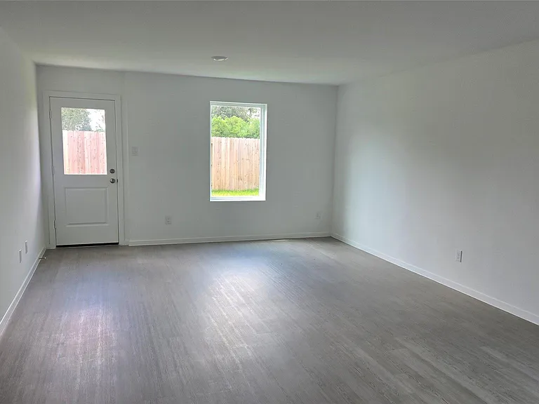 952 Pertuso Ln — Photo 2