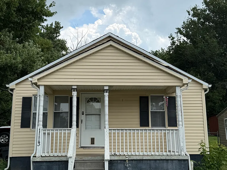1113 Park Ln — Photo 2
