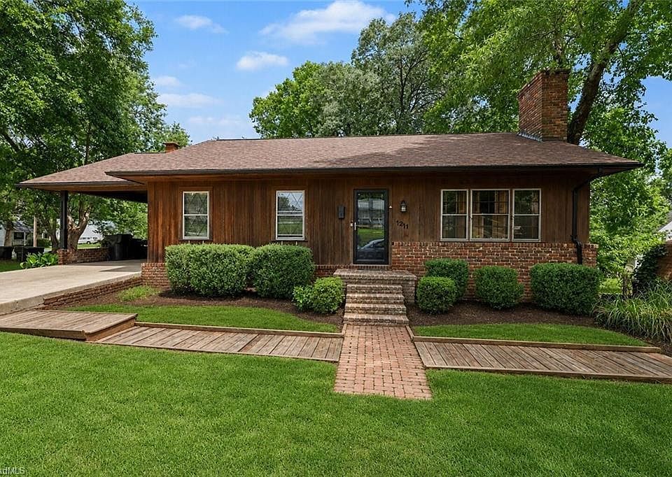 1st image of 1211 E Willowbrook Dr