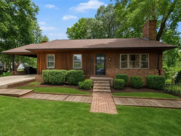 1211 E Willowbrook Dr, Burlington, NC 27215