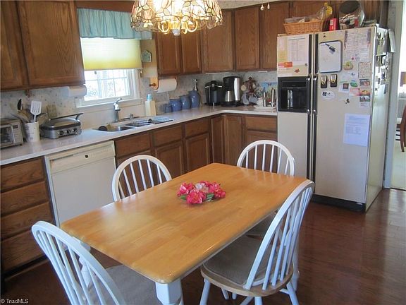 4th image of 5 Brownstone Ln