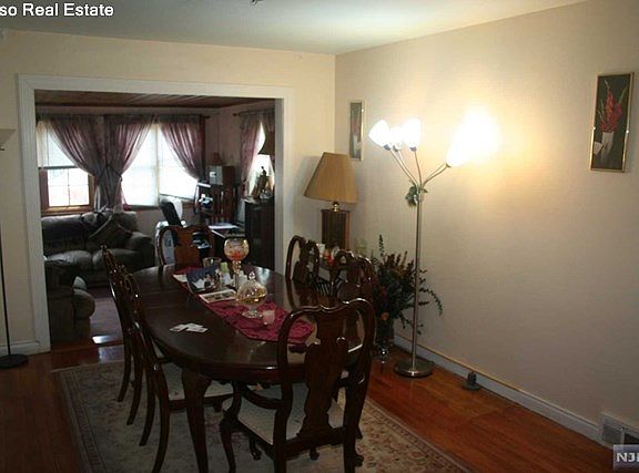 3rd image of 961 Eastlawn Dr