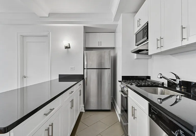 440 W 34th St #5E — Photo 6