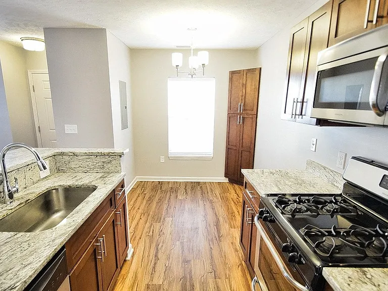 Ashton Place Apartments — Photo 6