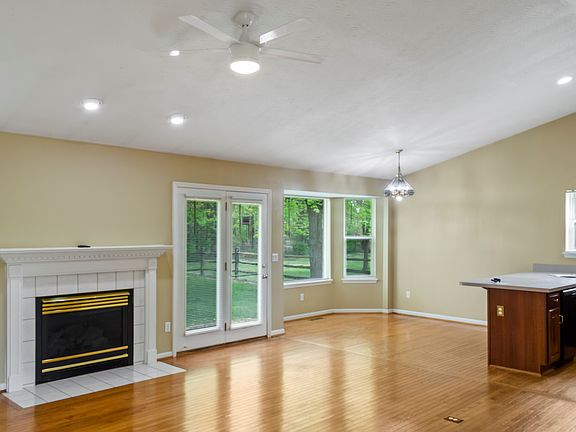 5th image of 672 E Lake Ln