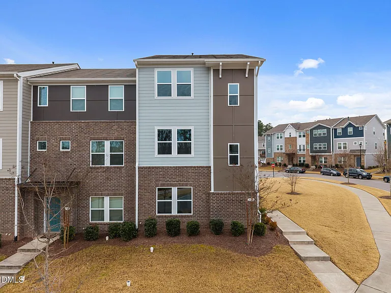 1128 Brickfield Dr — Photo 2
