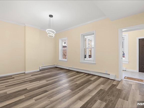 5th image of 244 Lincoln Ave APT 1