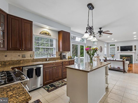 4th image of 8 Winding Oak Ct