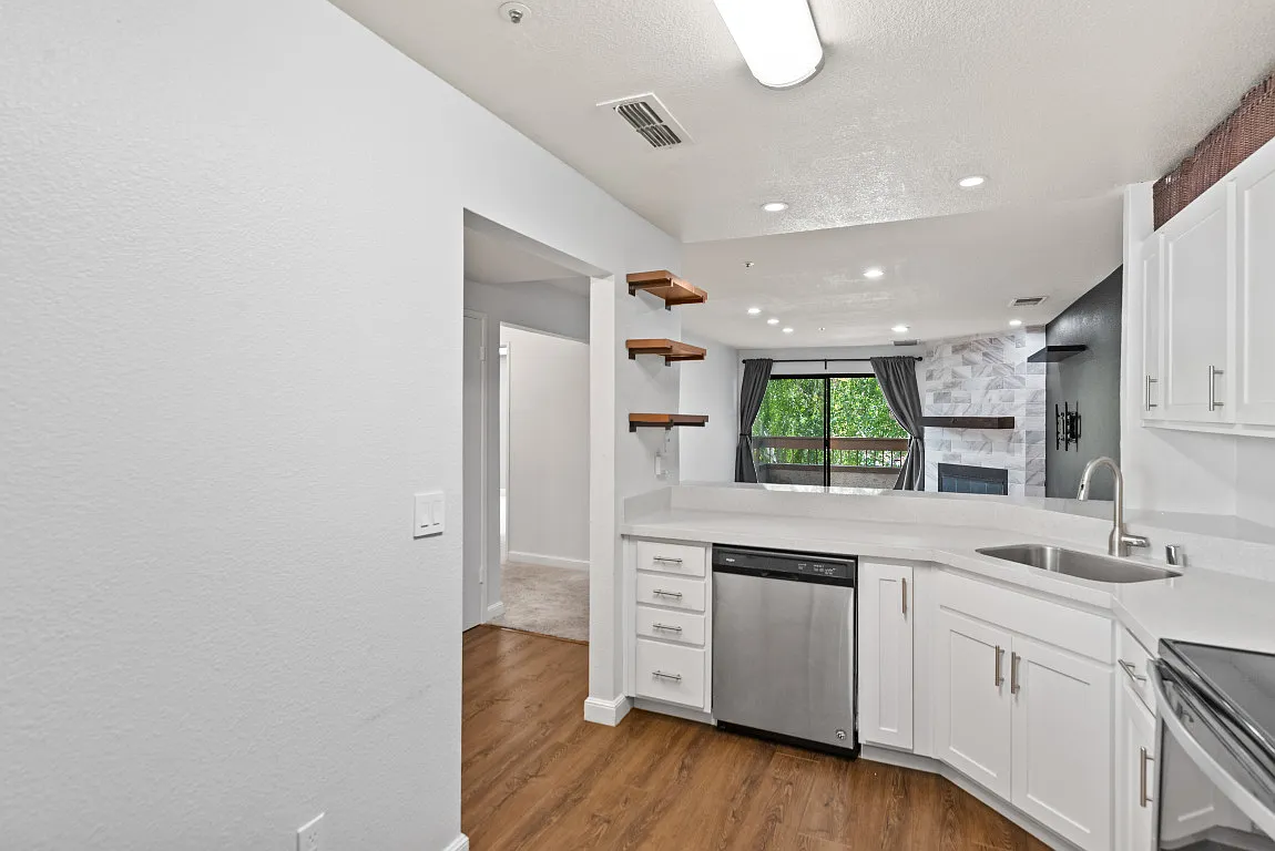 2 bed, 895 sqft, $3,095 — Photo 4