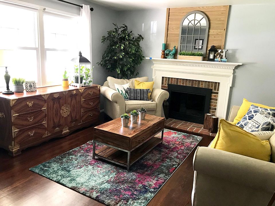 Front room (newer picture)