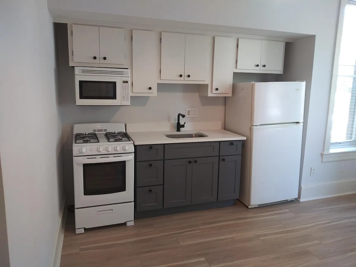 Building Photo - 635 G St SE #2