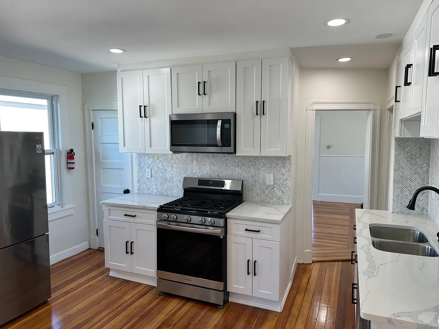3 bed, 1266 sqft, $3,100 — Photo 2