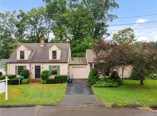 12 Beach Pl, Branford, CT 06405
