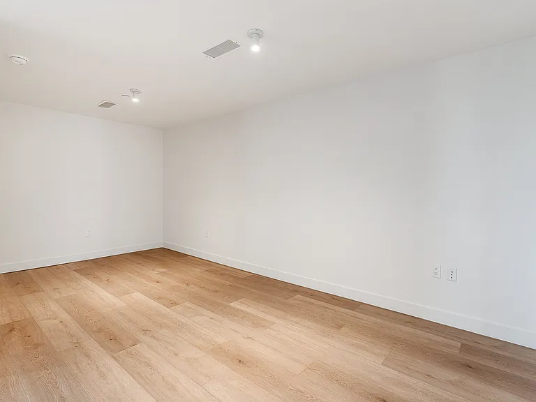 Venue Residences — Photo 55