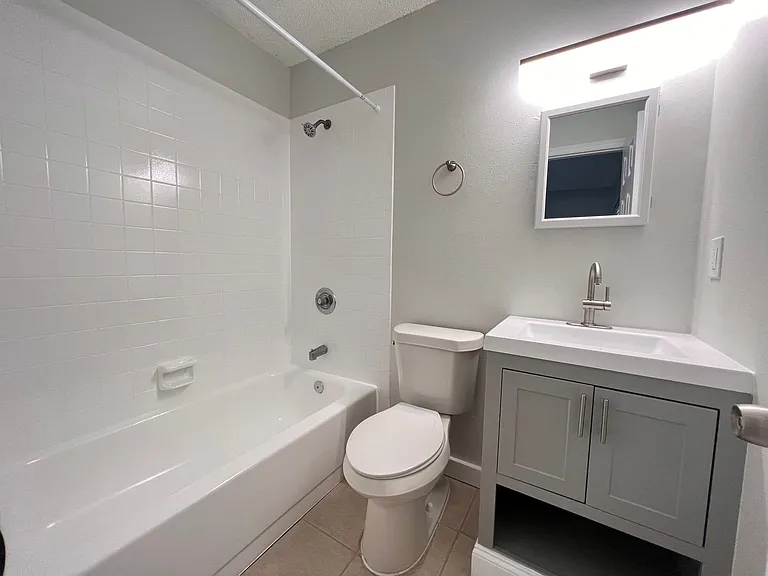 Lakeside Cove Apartments — Photo 13