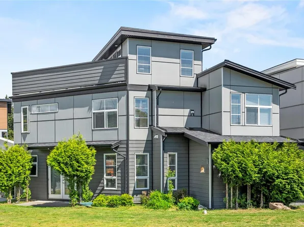 701 Strandlund Ave, Langford, BC V9B 3G2