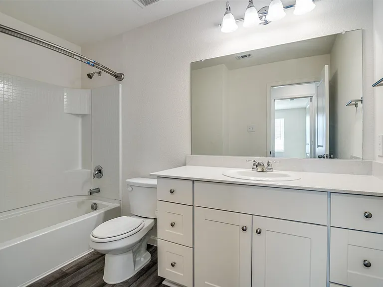 731 Yorkshire Dr — Photo 2