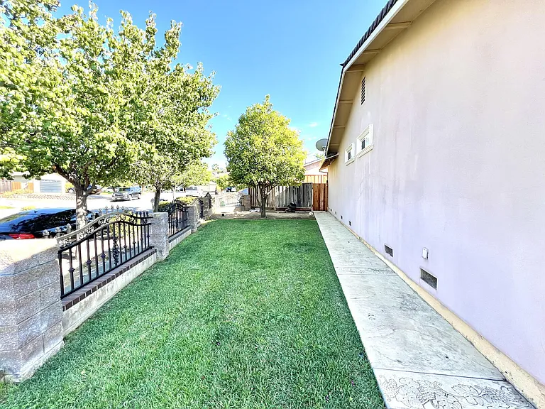 2494 Lone Oak Dr — Photo 10