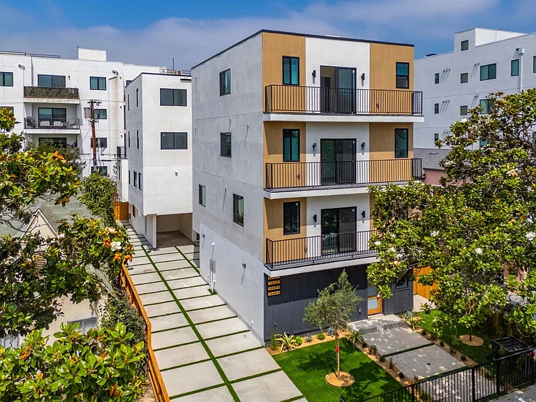 Gorgeous New Townhomes Next To la Cienega Park — Photo 4