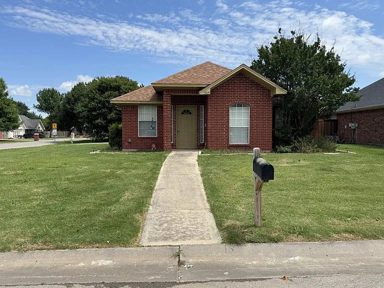 2029 Laney Dr — Photo 1