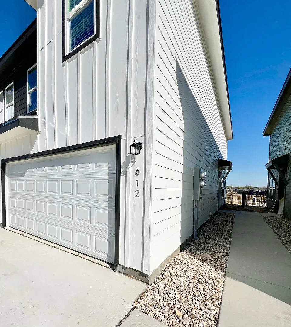 Building Photo - 3501 E Renfro St #612