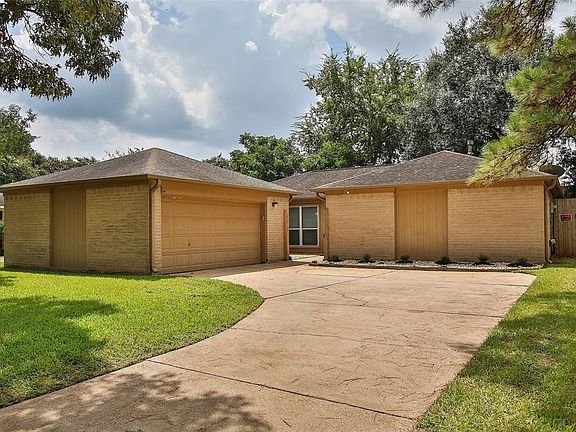 This house is great for someone that likes to entertain or there are several family members that drive since it has such a large accommodating driveway!